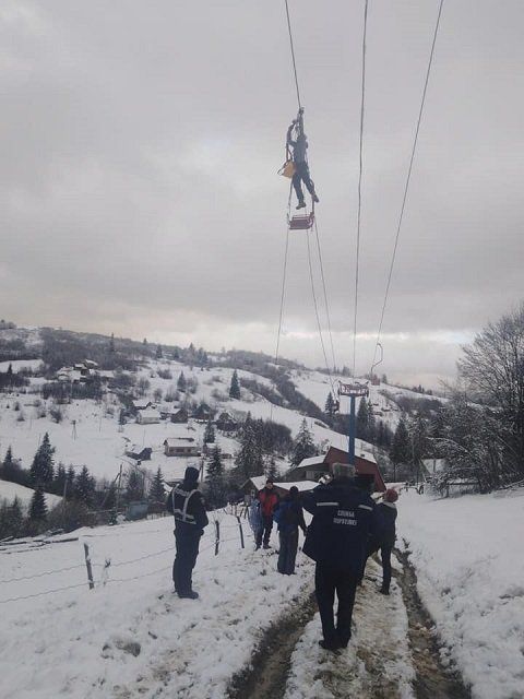 В Карпатах 70 лыжников застряли на подъемнике, среди них 13 детей и 3 беременные женщины