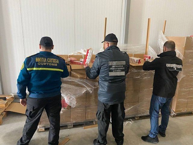 На украинско-румынской границе в замороженной вишне "выловили" 400 ящиков сигарет