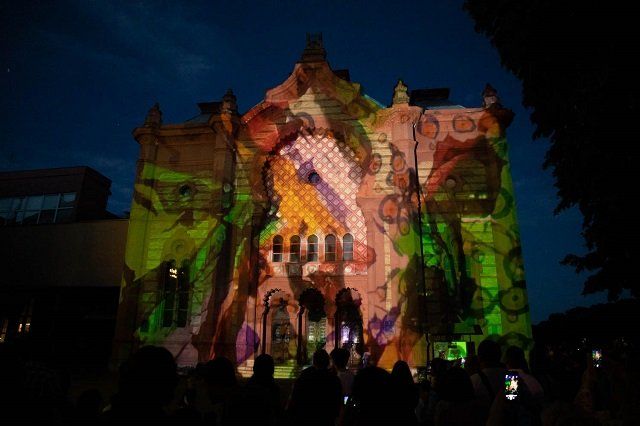 В Ужгороде на здании Закарпатской областной филармонии провели светозвуковое шоу. 