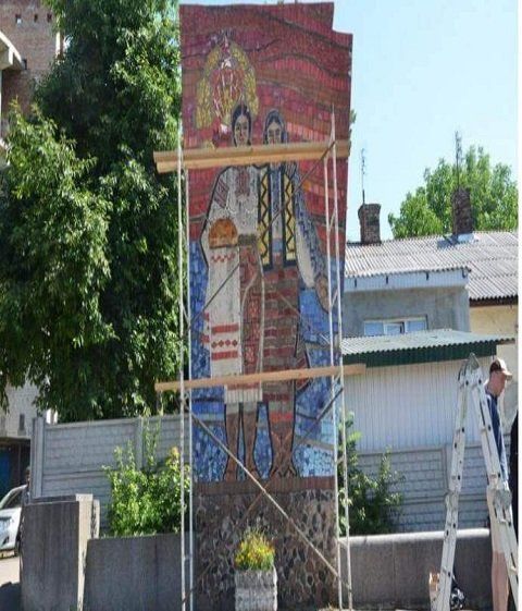 В Ровно спутали украинку с россиянкой и снесли мозаику