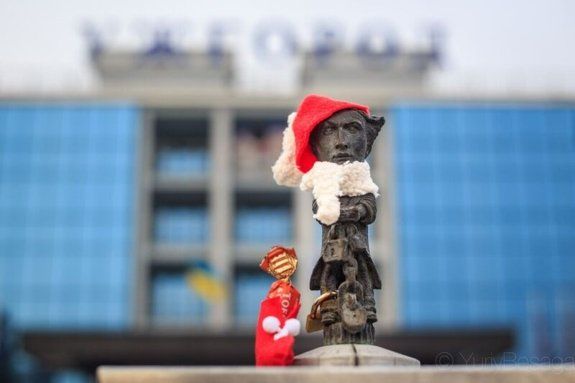 Мини-скульптурки в Ужгороде нарядили к новогодним праздникам