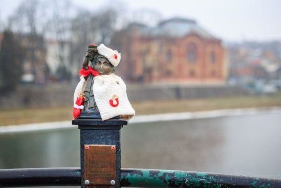 Мини-скульптурки в Ужгороде нарядили к новогодним праздникам