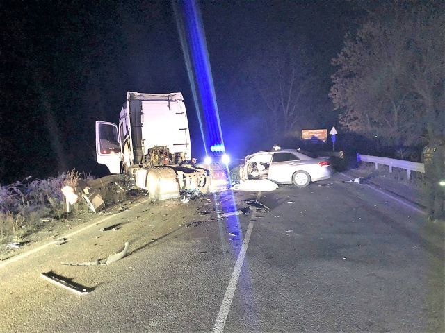В Закарпатье Mersedes-нарушитель разбился о грузовой Volvo, водитель погиб на месте