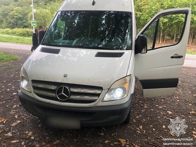 На трассе Киев-Чоп в Закарпатье выловили Mercedes набитый "левыми" сигаретами