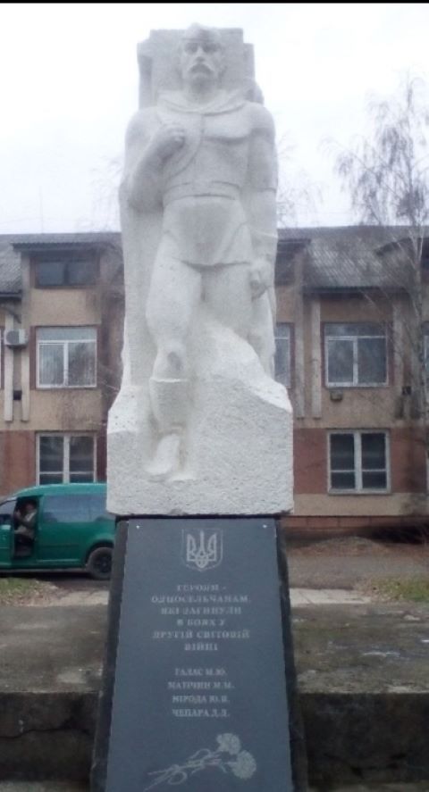 В Закарпатье жители села отказались демонтировать "советского солдата"