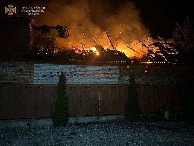 В Закарпатье горел-пылал сеновал: Крыша рухнула, сено сгорело