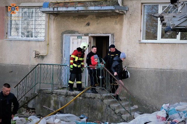 8 человек эвакуировали во время пожара в общежитии УжНУ в Ужгороде