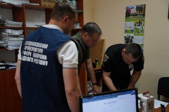 Набросившийся в Ужгороде на женщину бухой офицер ТЦК уволен