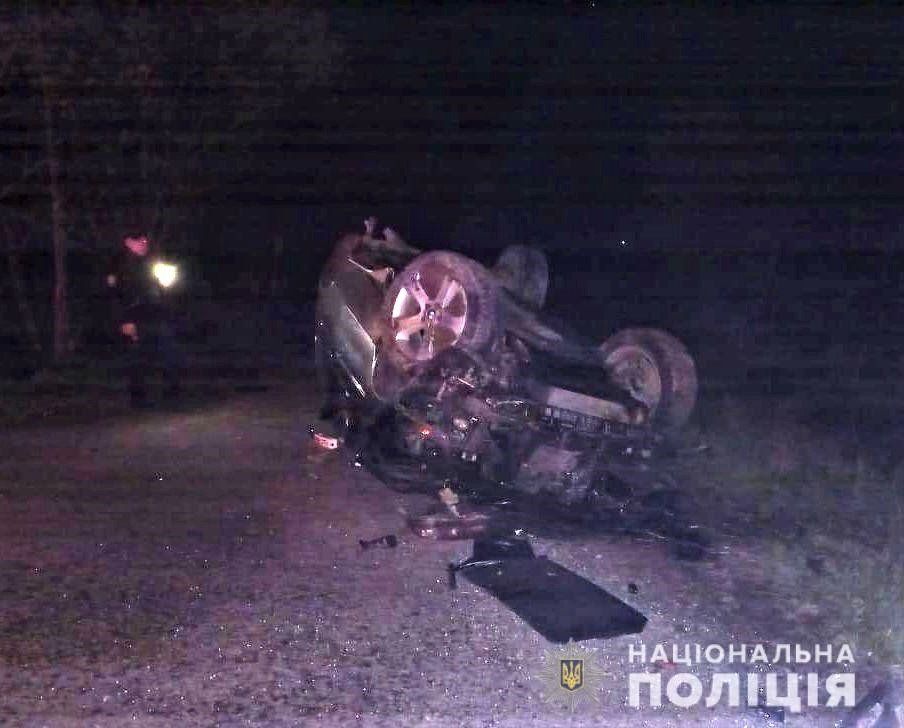 Пьяное ДТП в Закарпатье: 21-летний "шумахер" приземлил BMW X5 на крышу