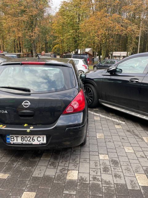 Сразу 5 авто раздолбала Mazda на парковке в Ужгороде