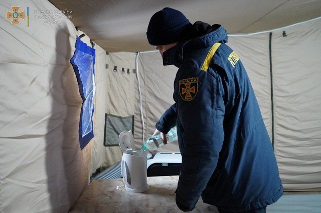 В Ужгороді через прогнозовані морози встановили зігрівальну палатку 