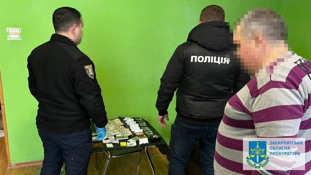 В Ужгороде повязали ОПГ наркоторговцев - нашли кучу товара и арсенал оружия