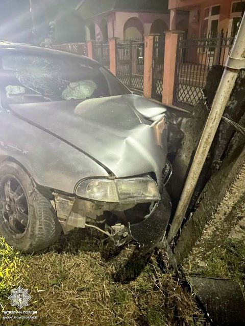В Ужгороде водитель Audi протаранил электроопору и сбежал