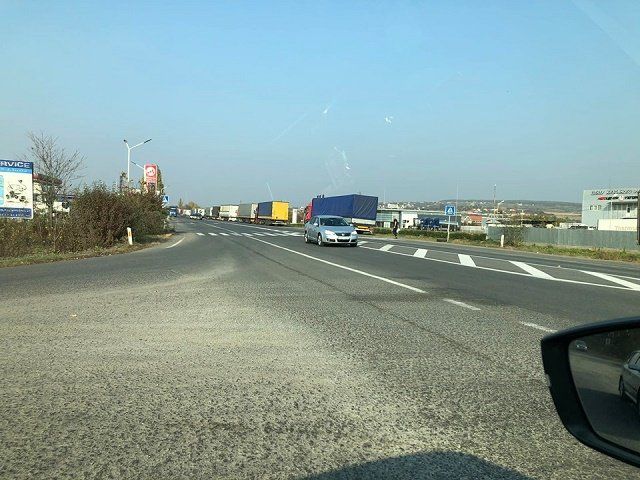 На границе со Словакией, около Ужгорода, очередь выросла до 450 фур