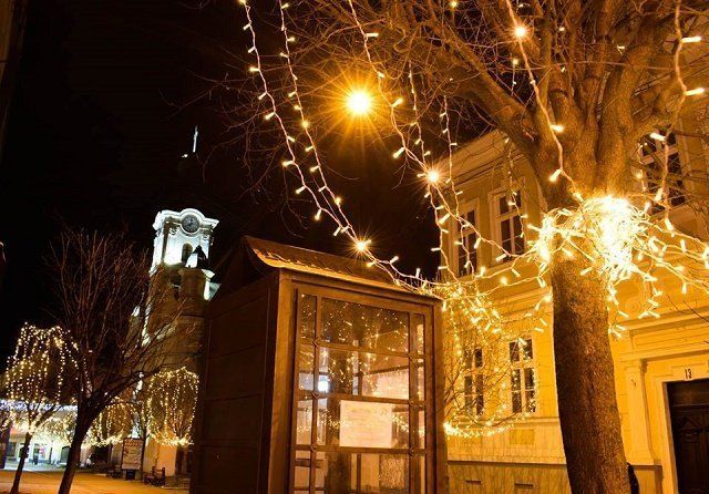 Областной центр Закарпатья украсили на новогодне-рождественские праздники