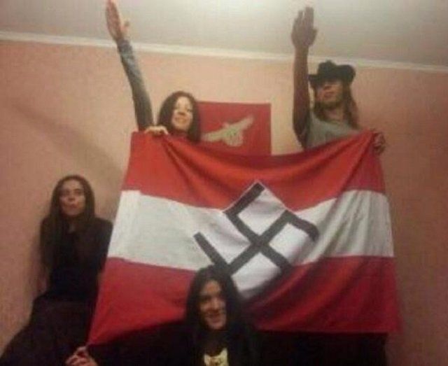 Елена Семеняка из "Азова" - держит флаг слева