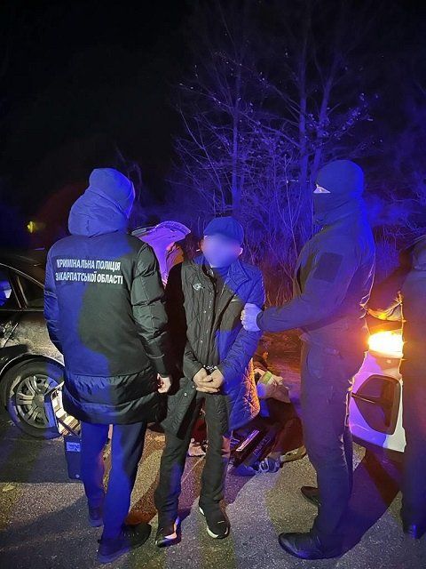 В Закарпатье задержали опасного преступника с арсеналом оружия