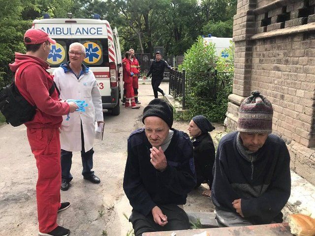 Продолжаем "наслаждаться" медреформой: В Одессе троих инвалидов выкинули умирать на кладбище