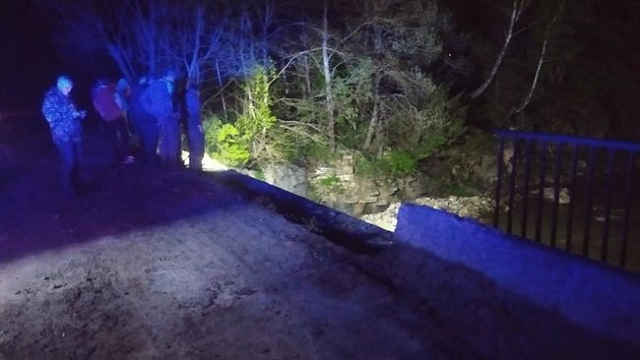 Под Ивано-Франковском с моста в реку Свича упал лесовоз, 2 погибших