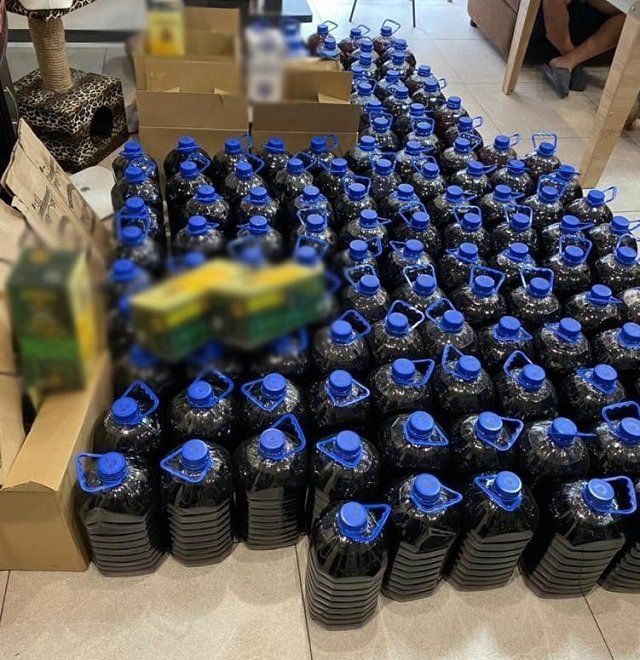 В Киеве алкогольный "синдикат" уличили в изготовлении более 5300 литров фальсификата. 