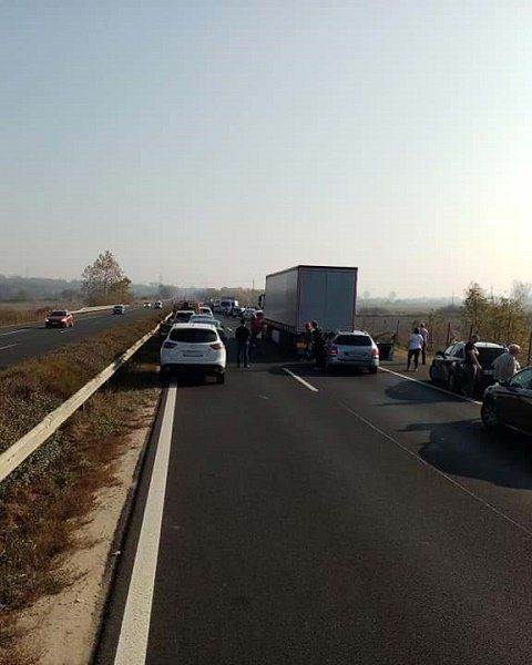 В Венгрии, на автобане М3, из-за крупного столкновения машин образовались километровые пробки
