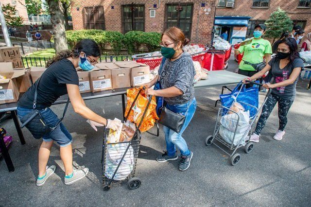 Последствия пандемии: В США очередь за бесплатной едой растянулась на полкилометра
