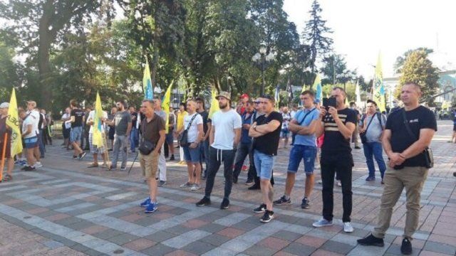 В Киеве под Верховной Радой собрался митинг евробляхеров: Требуют доступной растаможки