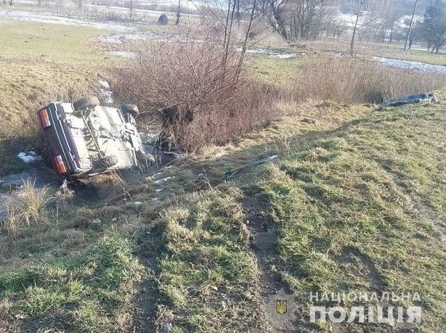 Авария в Закарпатье: "семерка" влетела в детей-велосипедистов, авто перевернулось в кювет