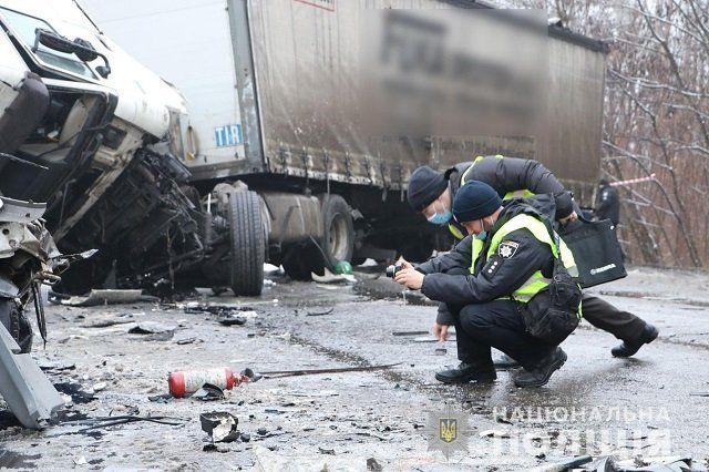 Полиция и спасатели опубликовали первые видео с масштабной аварии под Черниговым 
