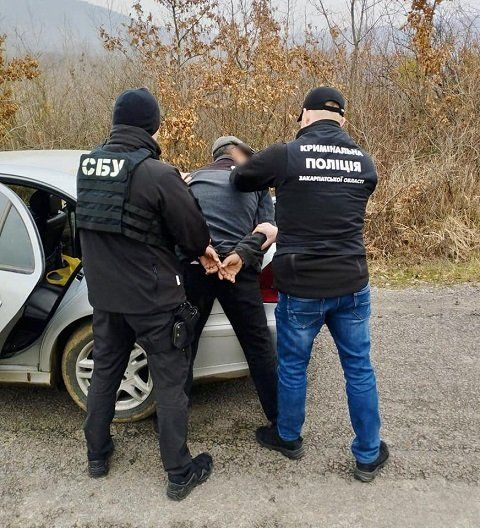 В Закарпатье опасный торговец наркотой хранил дома целый арсенал