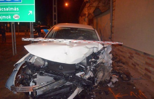 ДТП в Венгрии: "заробитчанин"-контрабандист на авто с нелегалами влетел в стену дома