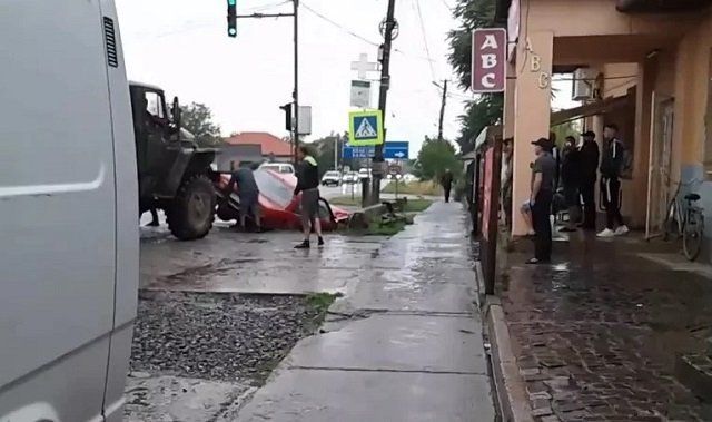 Серьезное ДТП в Закарпатье: Машина вылетела с дороги и встряла носом в кювет