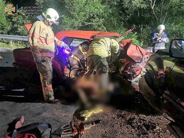 Жуткое ДТП в Закарпатье: Тело из расплющенного ВАЗа доставали спасатели