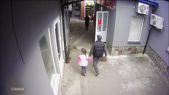 В Закарпатье мужчина с ребенком дерзко ограбил магазин 