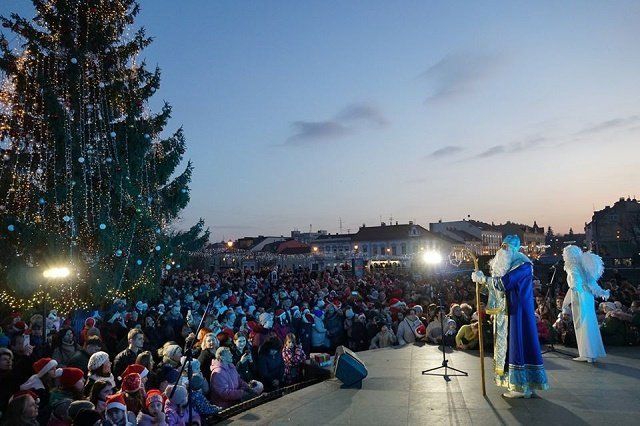 Новогодняя зеленая красавица номер один в Ужгороде засияла огнями