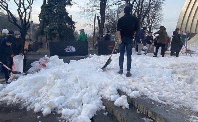 30 тонн снега с Карпат везли в столицу на пяти грузовиках