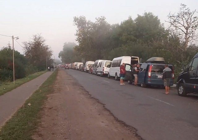 Это бесчеловечно!: В Закарпатье на украинско-венгерской границе застряли около 450 авто