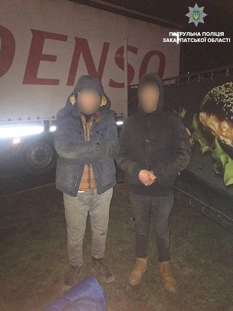 В Закарпатье двое нелегалов ехали в Венгрию на крыше грузовика