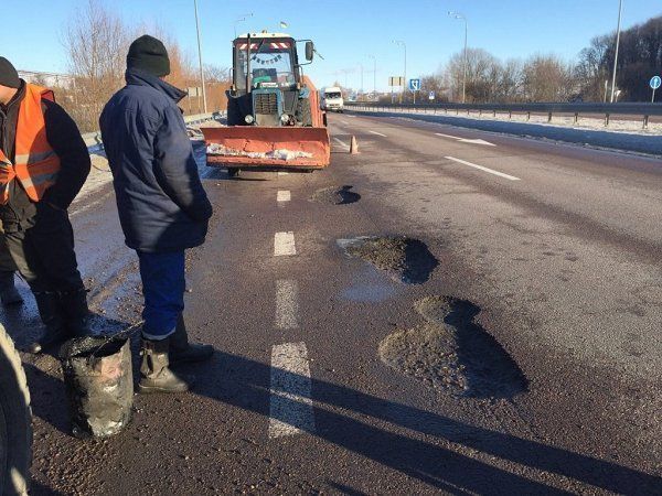 Автодор уже занялся ремонтом трассы "Киев-Чоп"