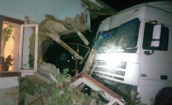 На Львовщине грузовик врезался в жилой дом
