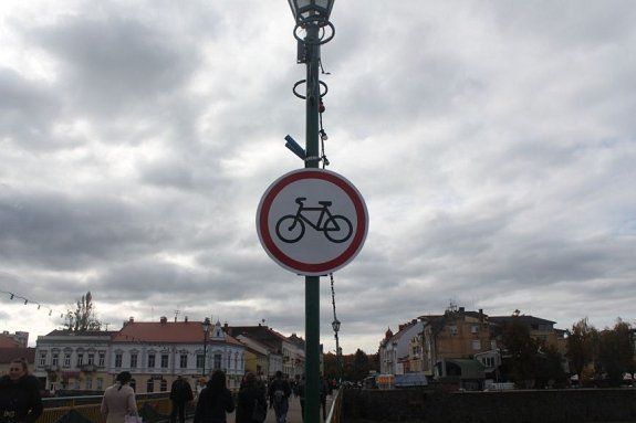 Знак "Движение на велосипедах запрещено" велосипедисты будут игнорировать