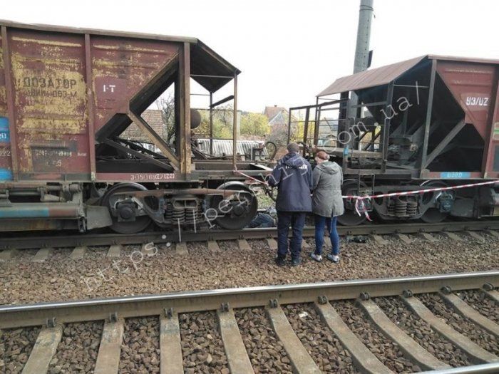 В Мукачево под мостом поезд расчленил человека
