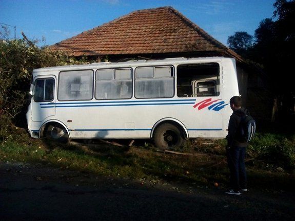 В Закарпатье рейсовый автобус снес ограждение и въехал в дерево