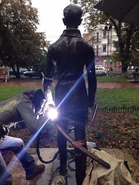 В Ужгороде обновили памятник венгерскому поэту Шандору Петефи