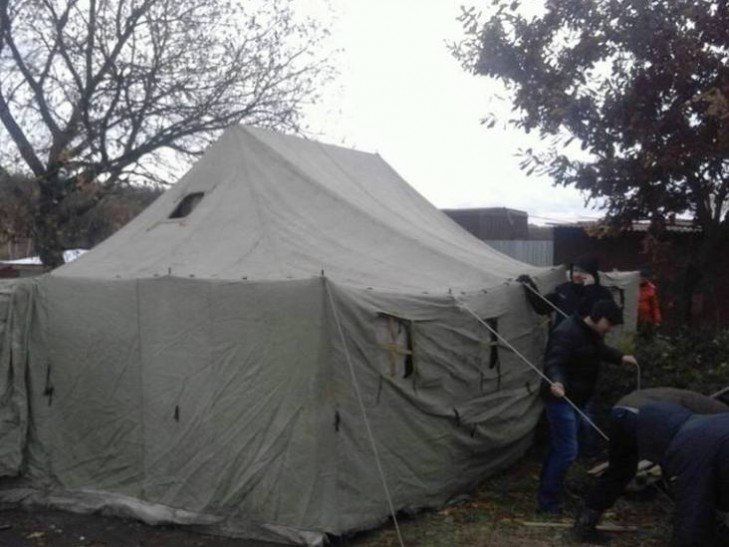 Активисты развернули большой шатер для обогрева "пересечников"