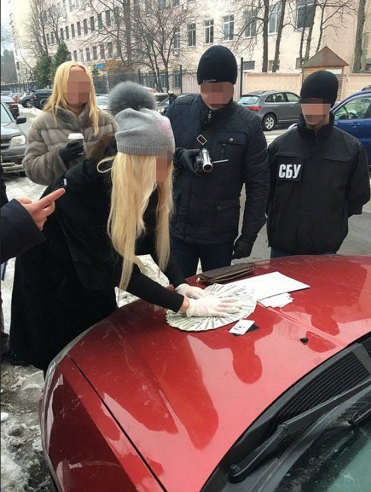 Киевский капитан полиции пришла за взяткой в дорогой шубе