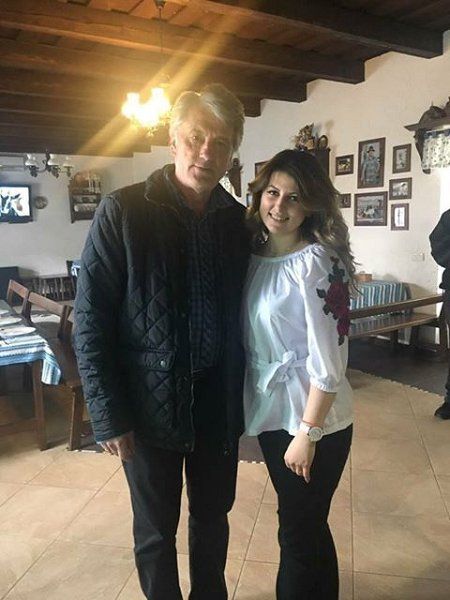 Ющенко на Закарпатье с симпатичной девушкой