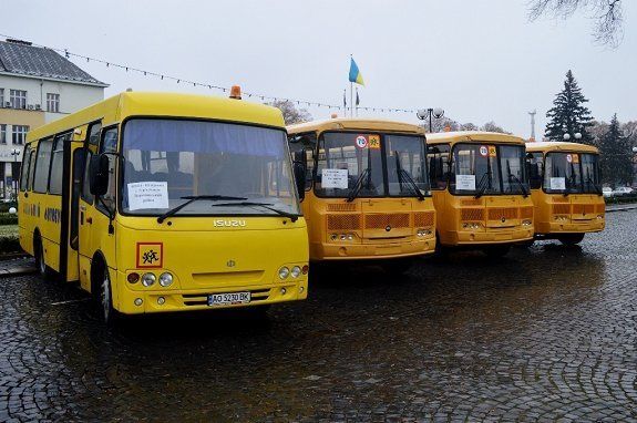 Москаль вручил ключи от автобусов руководителям учебных заведений