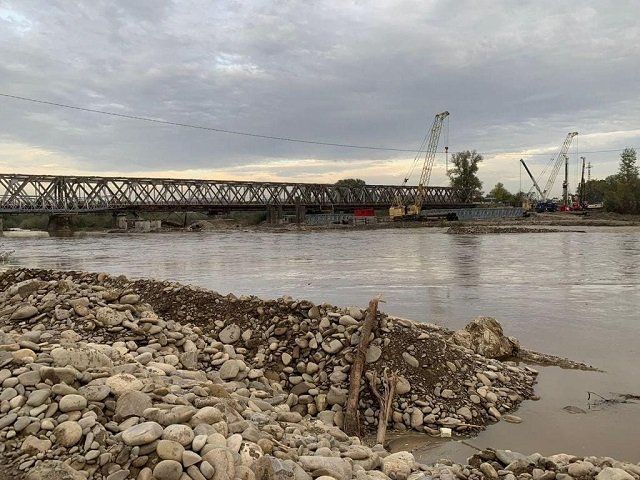 В Закарпатье временный мост не выдержал стихии и ушел под воду