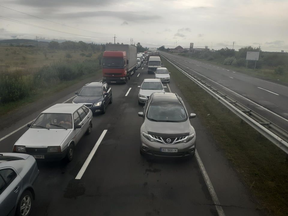 В Закарпатье на трассе "Киев-Чоп" водители застряли в большом заторе 